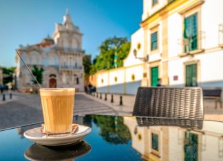 Опаздывать по-итальянски, вздыхать по-французски. 5 инсайтов из разных стран, которые помогут лучше понять местных