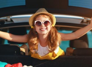 Как безопасно путешествовать на автомобиле с детьми: исчерпывающая инструкция