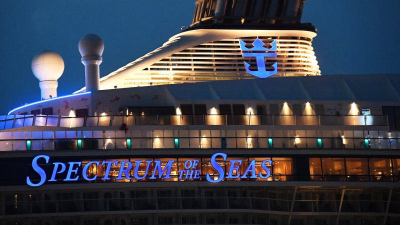 Россияне с лайнера Spectrum of the Seas добрались до аэропорта Шанхая