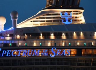Россияне с лайнера Spectrum of the Seas добрались до аэропорта Шанхая