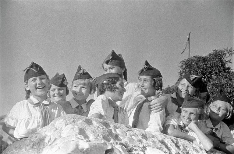 От брезентовых палаток до космических технологий: как менялся "Артек"
