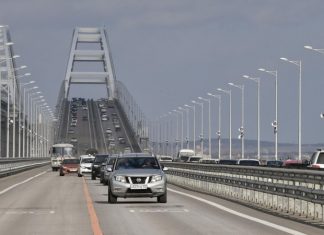 На Крымском мосту восстановили движение автотранспорта