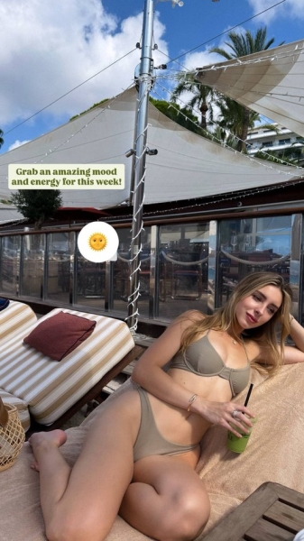 Возлюбленная Павла Дурова показала фигуру в бикини