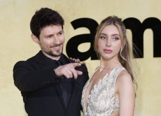 Возлюбленная Павла Дурова показала фигуру в бикини